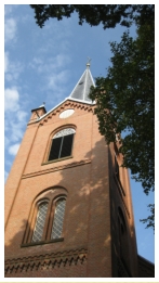 Der 1865 erbaute Kirchturm ist 32 m hoch.